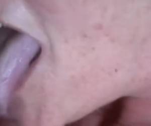 granny obtient la bouche pleine de sperme