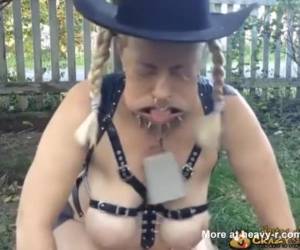 extraeme e bicumrre bdsm humilhação. vadia dele como um garoto de sino de vaca vaca leiteira whiteh em exposição. extraeme e bicumrre bdsm humilhação