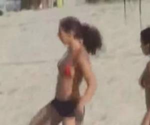 Een feel good filmpje. Kijken naar mooie meiden die op het strand met een bal spelen. Op het strand lopen de lekkere meiden 