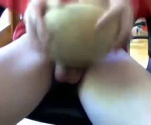 questo ragazzo inizia il primo tempo è molto normale il suo dick rigida per disegnare. ma poi si prende un oggetto molto particolare lì a scopare. wtf! wtf cazzo sta cercando di dire