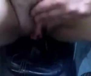 essa puta tesão amador tem um jeito especial de mastubatingg. whiteh sua buceta peluda cailos sobre a alavanca de mudança de seu carro e começa a se esfregar. cona peluda cai sobre a alavanca de velocidades