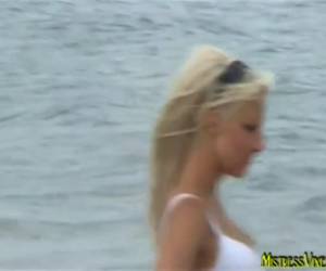 sexiga älskarinna har hennes slav begravda i sanden. han är en urolagnie och urophagia älskare. under de kinky gyllene duscharna på stranden behöver han hennes urin att dricka. kinky gyllene duschar på stranden