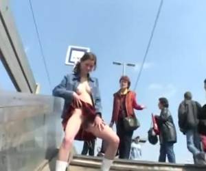 полуголые девушки стоит мочиться в общественных местах. в середине лестницы поезд станция позволяет им к мочеиспусканию им словом женщины