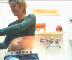 medan hennes baby lugnt framför tv: n är mamma något för sig att göra det. sexig milf är hemligt kön cam på badrummet. sexig milf är hemligt kön cam på badrummet