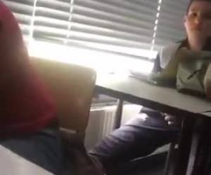 Lol, check wat dit sexy meisje teweeg brengt bij haar klasgenootje